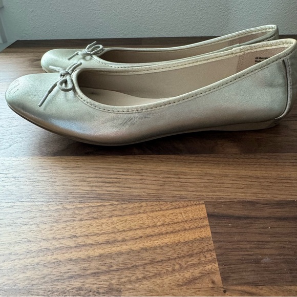 American Eagle Gold Metallic Ballet Flats with Bow Accent - Size 8.5 - Picture 6 of 10